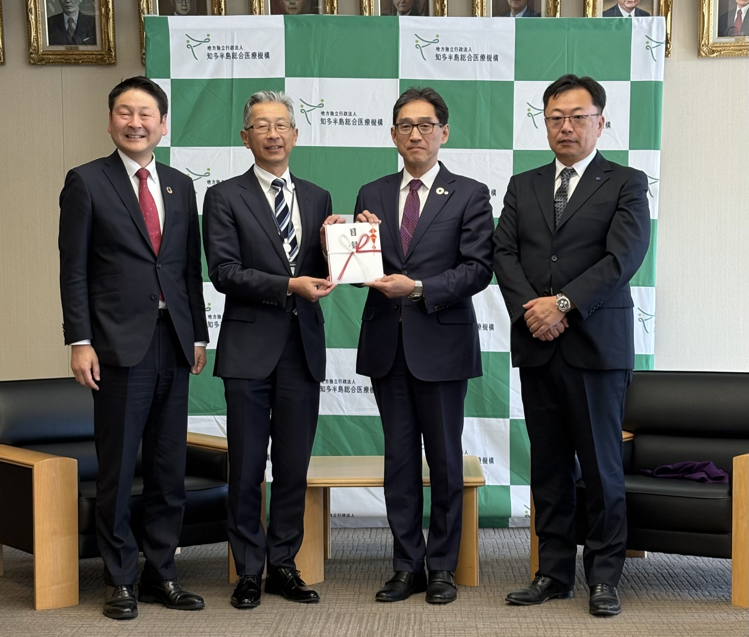 知多半島総合医療センターへドクターカー更新等のための寄附をさせていただきました